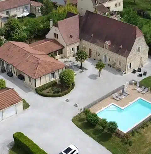 Vue aérienne de la maison d'hôtes La Barde Montfort près de Sarlat en Dordogne