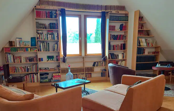 Salon bibliothèque détente à la Barde Montfort, 5 chambres d'hôtes près de Sarlat en Dordogne