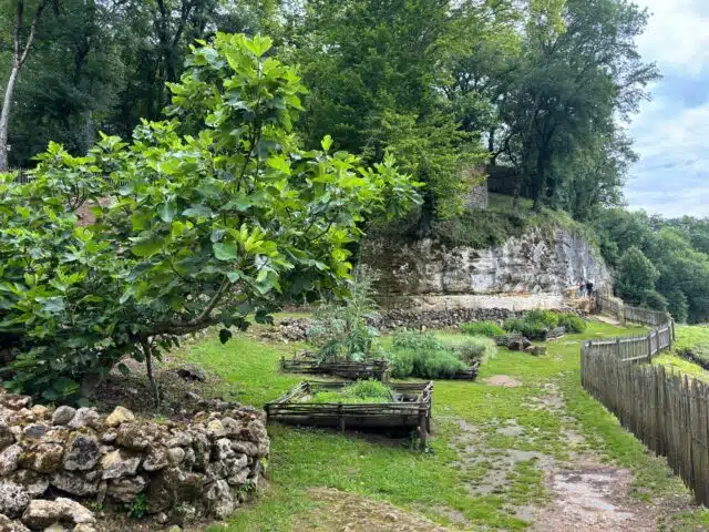 Village-de-la-Madeleine-Dordogne