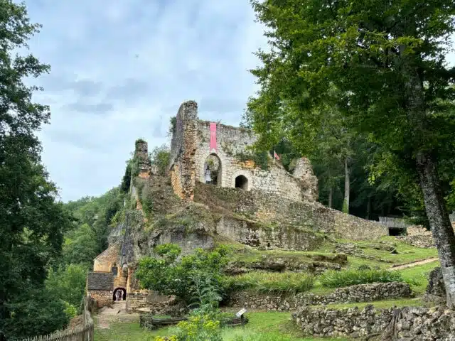 Village-de-la-Madeleine-chateau