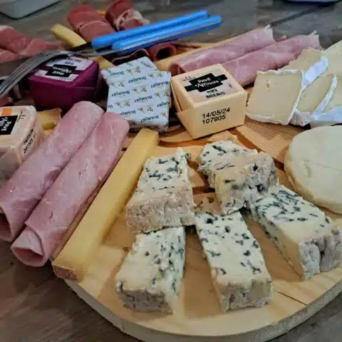 Assortiment-fromages-charcuterie