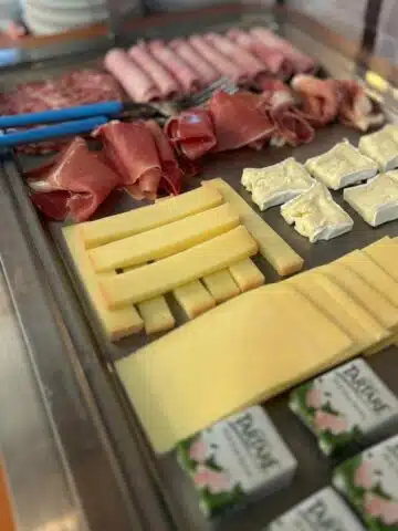 Plateau-fromages-charcuterie