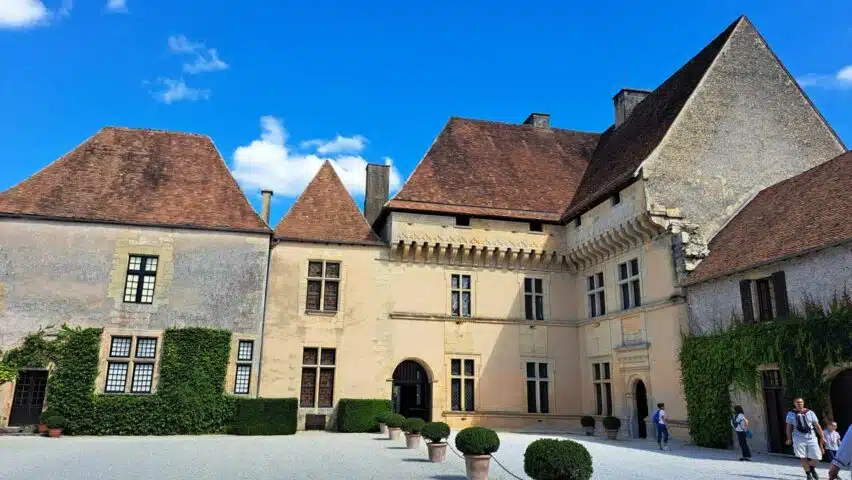 Cour-château-de-Losse